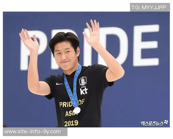 李刚仁25岁首次获韩国年度足球先生随巴黎夺得6冠1亚荣耀时刻